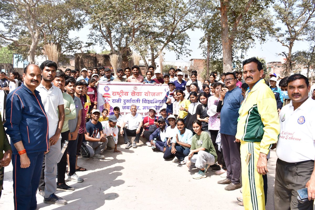 Indersinghsjp's tweet photo. धर्मनगरी चित्रकूट प्रवास के दौरान आज पंचवटी घाट (आरोग्यधाम घाट) में, मन्दाकिनी नदी में साफ- सफाई कर, श्रमदान किया। 

इस श्रमदान में विश्वविद्यालय के प्राध्यापकगण, एनएसएस के स्वयंसेवक एवं नगर परिषद चित्रकूट की स्वच्छता टीम सहित अन्य गणमान्य जनों की भी सहभागिता रही। https://t.co/pBEjw9TcF1