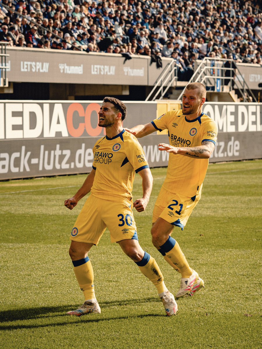 EintrachtBSNews's tweet photo. Tordebüt für die Löwen! 🦁🤩 
Glückwunsch, Heußi. 🥺🫶🏼

#wirsindeintracht https://t.co/RyXG0oElRZ