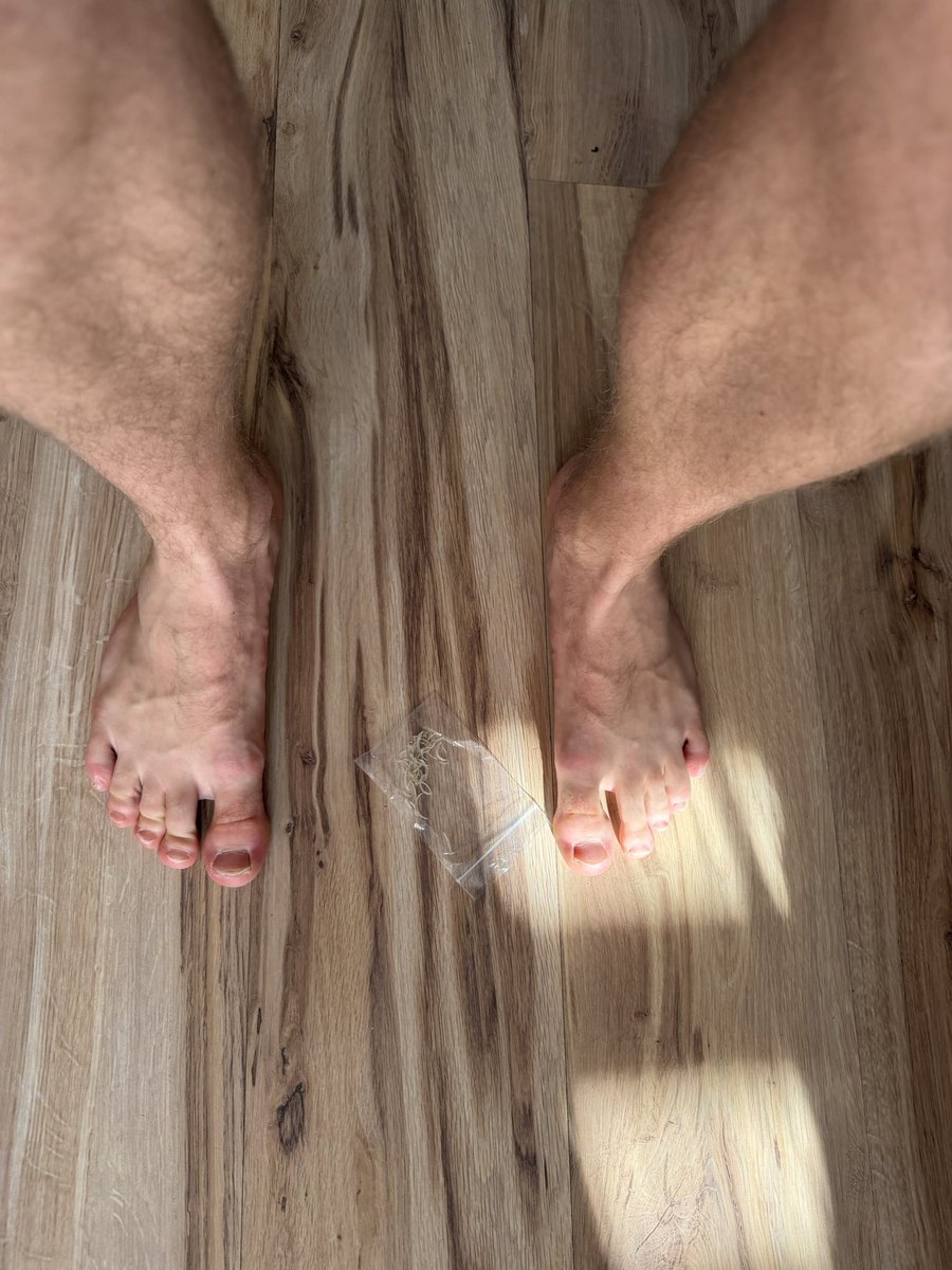 MaksMasterr's tweet photo. Który piesek ma ochotę przekąsić sobie świeżo obcięte paznokcie Pana? Do nogi. 

#findom #master #cashmaster #paypig #feetfetısh #feet #footfetısh #foot https://t.co/a0koDQYLtN