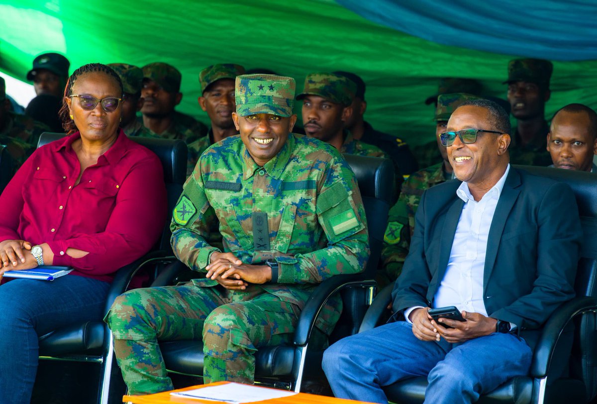 These pictures were taken today.  
Can you see how happy General Mubarak Muganga and Major General Karusisi look?

Rwanda is their home, and they’re thrilled to be in Rwanda among their people.

Adui we arakomeza guhondwa accordingly ♥️✊🏿