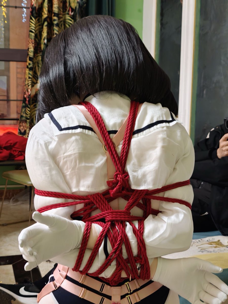 接上文，背面是这么捆的（冷局你好严格😭，捆成这样神仙来了都解不开）
捆：小冷
摄：<a href="/JBI1Gww4cC93405/">熙太☕【葱】</a>