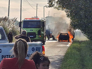 sigesell's tweet photo. Se incendió un automovil en el camino al Aeropuerto de #villagesell https://t.co/Z6te6XyPtx a través de @sigesell https://t.co/0x1n0XNsWn