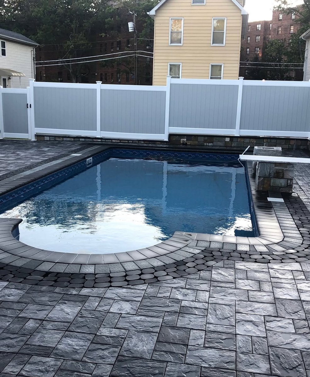 CambridgePavers's tweet photo. This modern pool patio by Dino and Son Construction features Limestone Quarry Blend 3PC pavers accented with a Coal Cambridge River Rock border and 6x12 Coal Bullnose pool coping.
#FirePitPatio #PoolPatioDesign #PaverInlay https://t.co/coNb2lpRmz