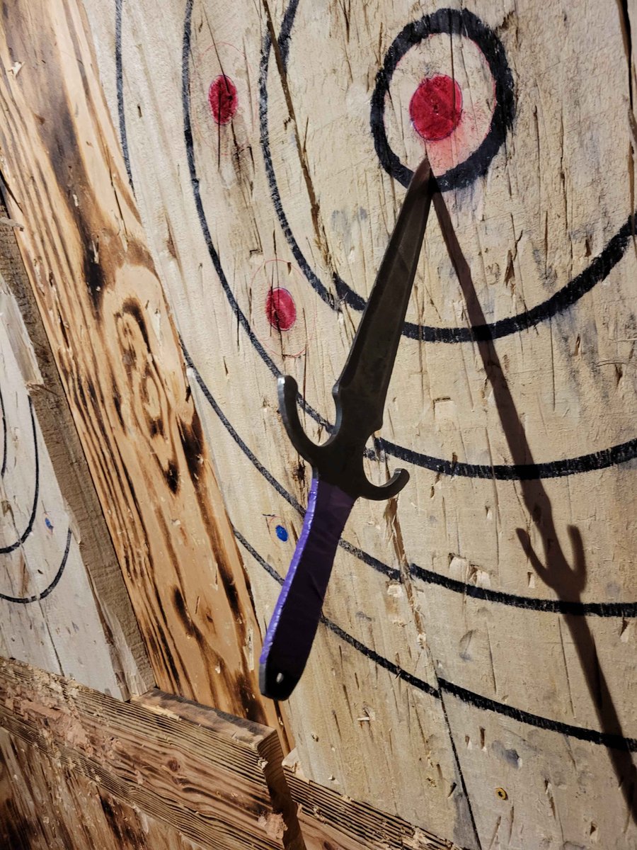 Stephycake16's tweet photo. I met a friend from #vrchat over the weekend~ After a few tries I finally got bullseye with a knife and axe!!
週末にVRChatで知り合った友達に会ったよ～何度か挑戦して、ついにナイフと斧で的の中心を命中させたんだ ♪ https://t.co/vrHSj2Ll9G