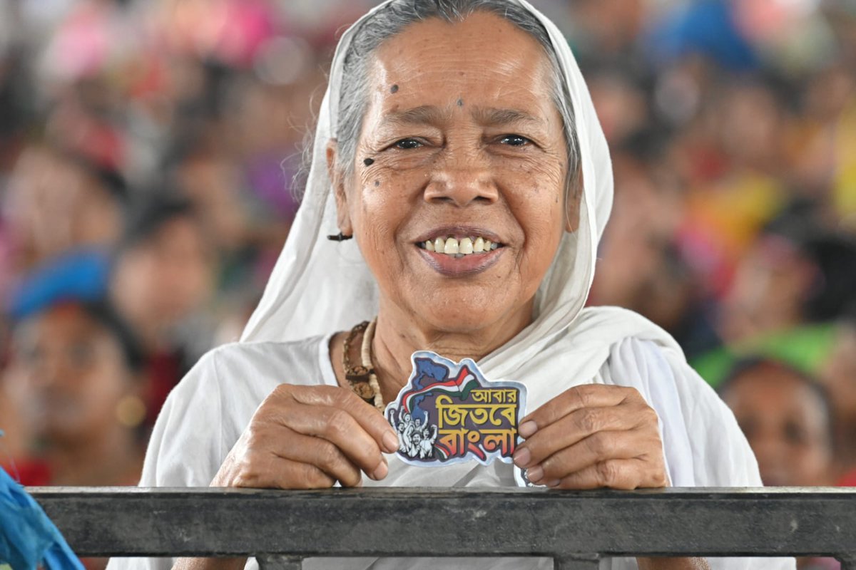 ABDigitalJoddha's tweet image. ভালোবাসা আর আশীর্বাদ কেনা যায় না! এজেন্সি দিয়ে ভয় দেখিয়ে বাংলার মানুষকে থামানো অসম্ভব। জননেত্রী মমতা বন্দ্যোপাধ্যায়ের প্রতি মানুষের এই অকৃত্রিম আবেগই বিজেপির পরাজয়ের সবচেয়ে বড় কারণ। জয় বাংলা!

#MamataBanerjee #PeoplePower #DidiForBengal #AbarJitbeBangla