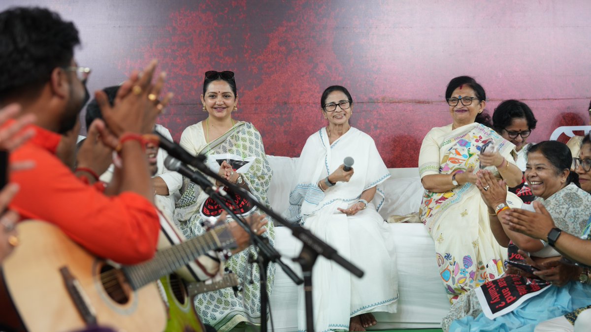 ABDigitalJoddha's tweet image. ভালোবাসা আর আশীর্বাদ কেনা যায় না! এজেন্সি দিয়ে ভয় দেখিয়ে বাংলার মানুষকে থামানো অসম্ভব। জননেত্রী মমতা বন্দ্যোপাধ্যায়ের প্রতি মানুষের এই অকৃত্রিম আবেগই বিজেপির পরাজয়ের সবচেয়ে বড় কারণ। জয় বাংলা!

#MamataBanerjee #PeoplePower #DidiForBengal #AbarJitbeBangla