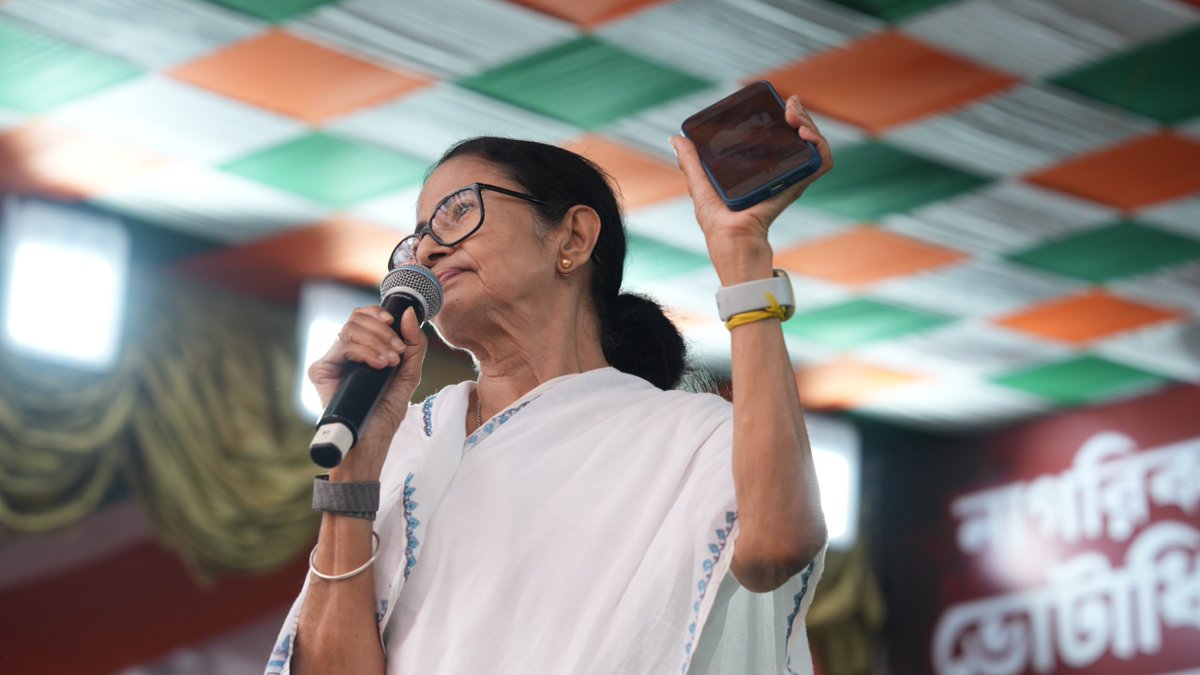 ABDigitalJoddha's tweet image. ভালোবাসা আর আশীর্বাদ কেনা যায় না! এজেন্সি দিয়ে ভয় দেখিয়ে বাংলার মানুষকে থামানো অসম্ভব। জননেত্রী মমতা বন্দ্যোপাধ্যায়ের প্রতি মানুষের এই অকৃত্রিম আবেগই বিজেপির পরাজয়ের সবচেয়ে বড় কারণ। জয় বাংলা!

#MamataBanerjee #PeoplePower #DidiForBengal #AbarJitbeBangla