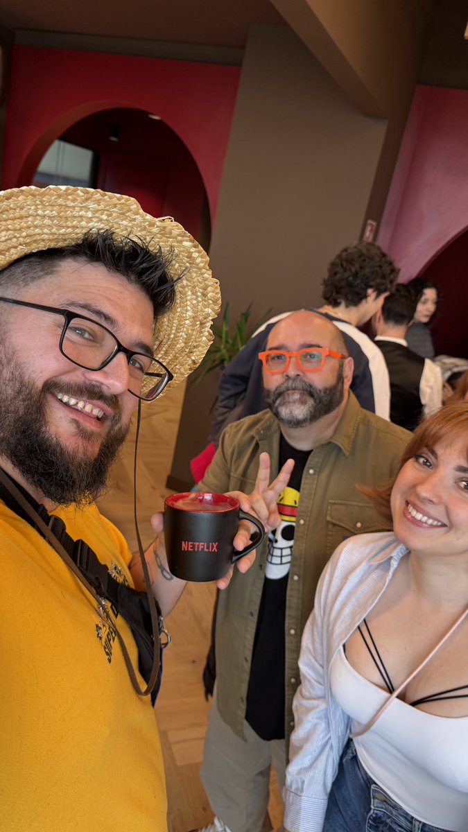 PacoHernandezs's tweet photo. ¡Gracias @NetflixES por una mañana inolvidable! Con motivo del estreno mañana de la 2T de @onepiecenetflix hemos podido ver el 1r capítulo en buena compañía! Hasta mañana no puedo decir nada, pero hemos tenido la visita del gran @skylar_taz!! 😍😍 #onepiece @Joseppe_D_Capi https://t.co/bKwfY2r12W