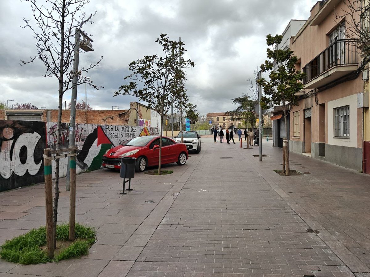 AparcaMiR's tweet photo. @AjMontcada "La prioritat sempre correspon al vianant. Les voreres i els espais destinats a caminar han de continuar sent entorns segurs, accessibles i pensats en primer lloc per a les persones" https://t.co/cnM9GxZSCJ