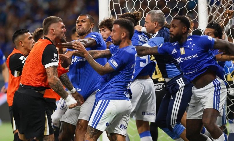 - 23 expulsões 
- criança provocando rival no hino nacional 
- pancadaria generalizada 
- narrador foi de futebol para UFC 
- segurança pedindo calma e depois agredindo jogador adversário 
- herói do jogo, provocou na hora do gol e depois do jogo 
- Hulk estava em uma guerra mas