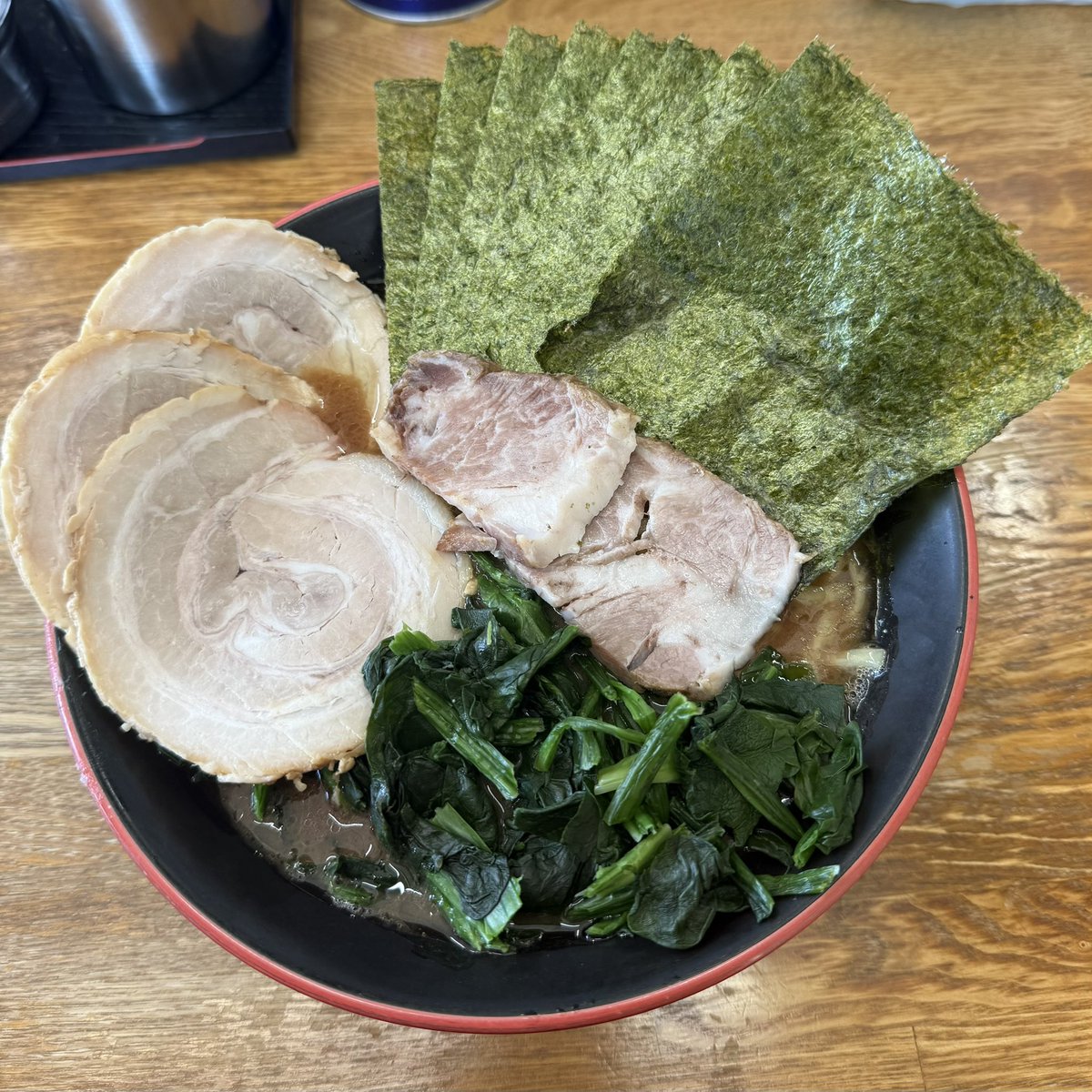 zero321taka's tweet photo. 麺家 紫極@さいたま市🍜
のり・ほうれん草ラーメン大1,250円+豚バラ50円×3
#ラーメン #らーめん #拉麺 #醤油ラーメン #醤油らーめん #豚骨醤油ラーメン #豚骨醤油らーめん #家系ラーメン #家系らーめん #麺家紫極 @menyashikyoku https://t.co/kbmgeBS7R8