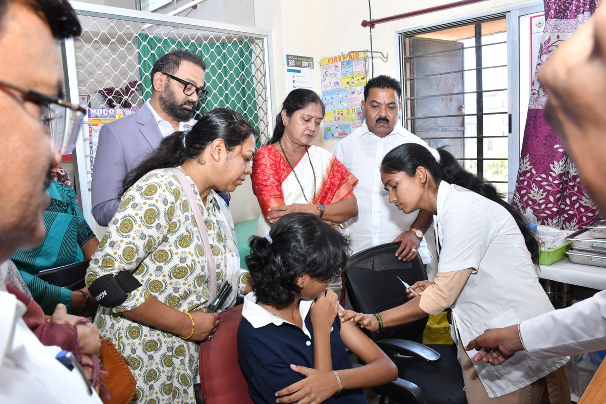 ngpnmc's tweet photo. नागपूर महानगरपालिकेच्या आरोग्य विभागामार्फत गर्भाशय मुखाच्या कर्करोगावरील प्रतिबंधात्मक #HPV लसीकरण मोहिमेला जयताळा येथील नागरी प्राथमिक आरोग्य केंद्रात महापौर मा. श्रीमती नीता ठाकरे यांच्या हस्ते शुभारंभ करण्यात आला
#nmc #nagpur #uphc #health #hpv #HPVvaccineNG https://t.co/bSUVIVz0D5