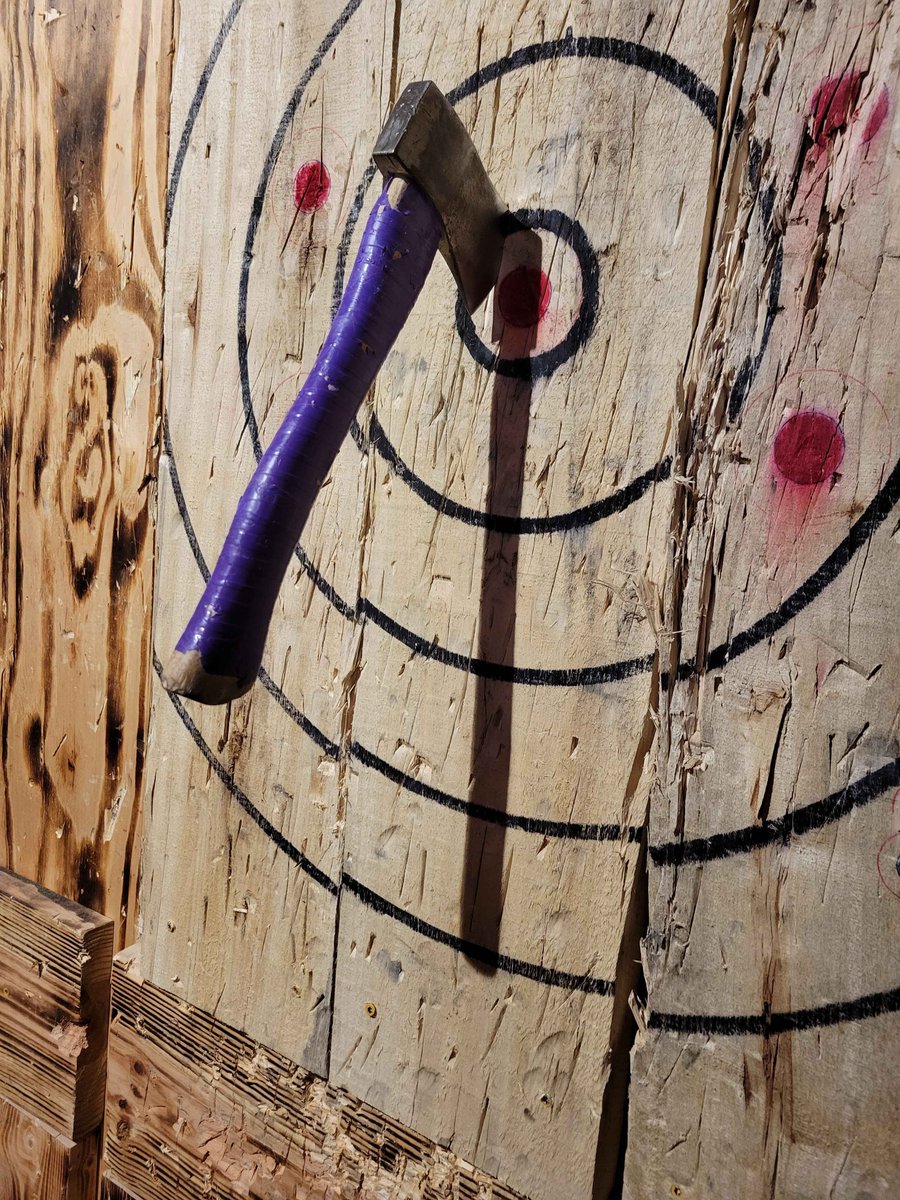 Stephycake16's tweet photo. I met a friend from #vrchat over the weekend~ After a few tries I finally got bullseye with a knife and axe!!
週末にVRChatで知り合った友達に会ったよ～何度か挑戦して、ついにナイフと斧で的の中心を命中させたんだ ♪ https://t.co/vrHSj2Ll9G