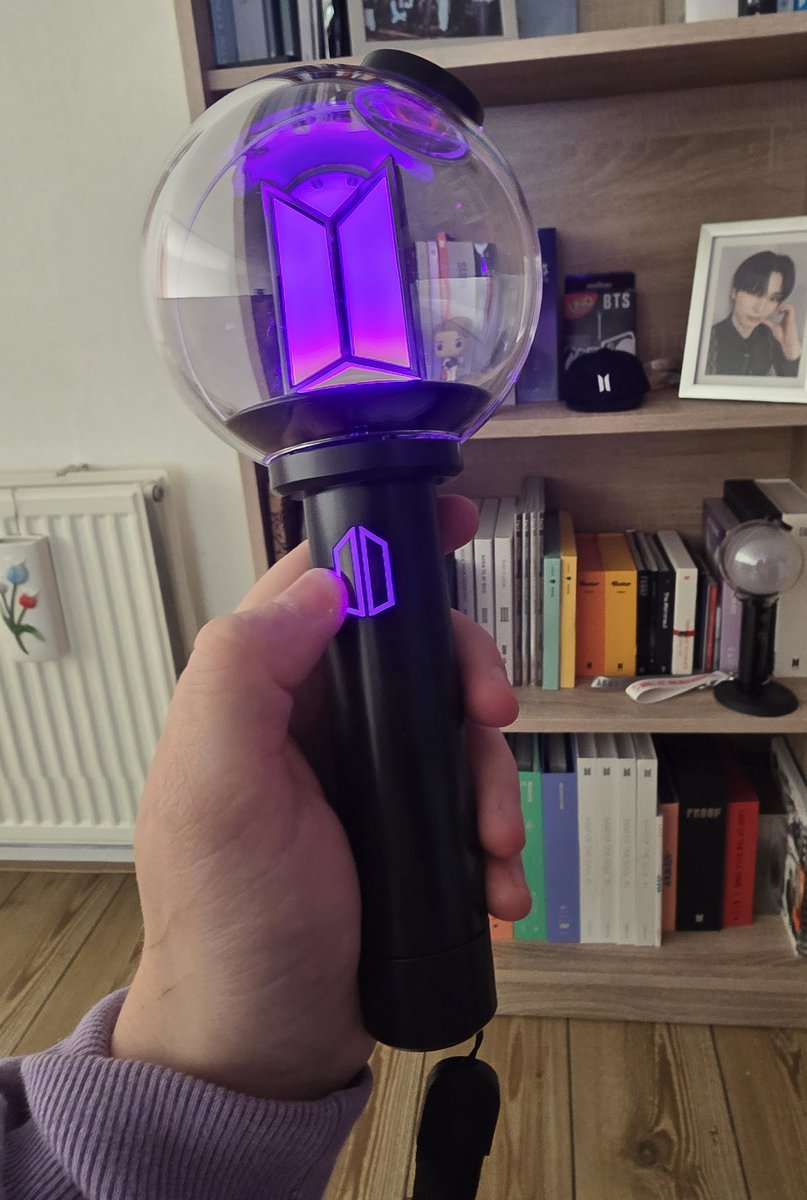 channiemonie's tweet photo. My lightstick finally arrived😍 https://t.co/FyUBo815SV