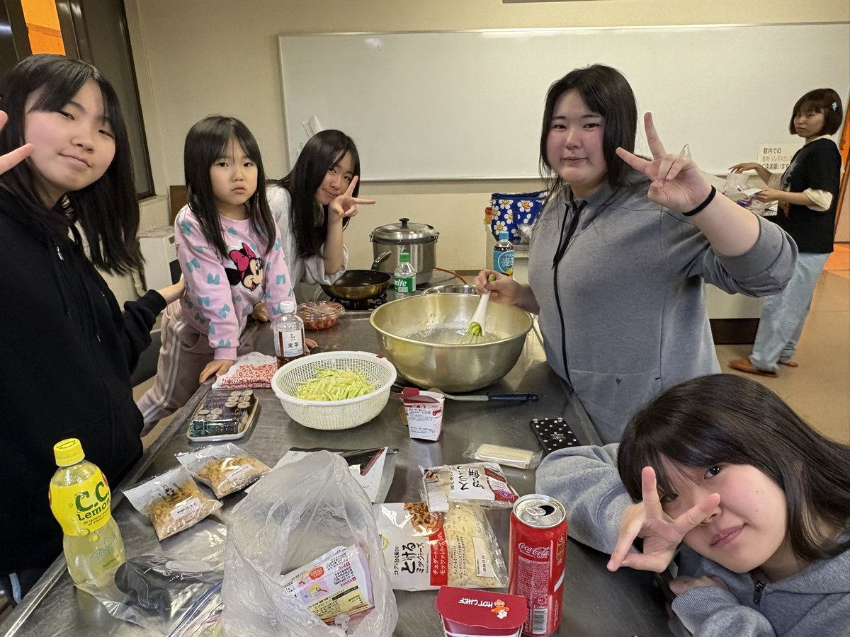 ryuenouka's tweet photo. 夜はお楽しみ企画🫶🏻お好み焼き選手権！！

グループに分かれて具材を持ち寄り
美味しいお好み焼きを目指して奮闘👊🏻✨

練習も企画も全力で楽しんだ柳苑謳歌でした！！

これから本祭に向けて練習を重ねて参ります！！今年度作品、楽しみにしてくださると幸いです☺️

#YOSAKOIソーラン
#2026年度作品 https://t.co/vbullYmLjb