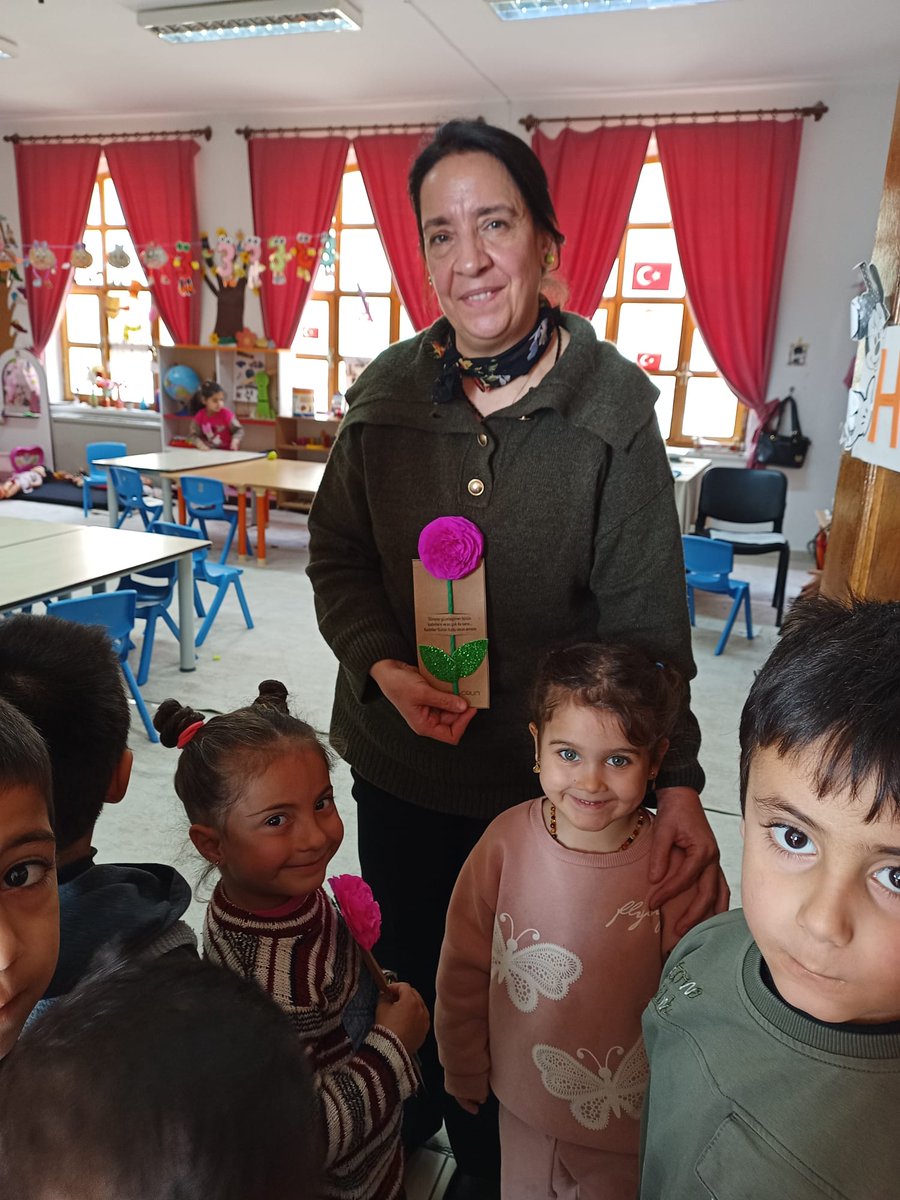 8 Mart Dünya Kadınlar Günü etkinlikleri kapsamında okulumuzun bayan öğretmenlerine çiçek verdik🌸🌼🌺 #8MartDünyaKadınlarGünü'nü kutladık💜💐
Yazgül Yalçın Özgün Hocamıza teşekkürler🙏💐💜
<a href="/tcmeb/">Millî Eğitim Bakanlığı</a>
<a href="/Yusuf__Tekin/">Yusuf Tekin</a>
<a href="/mardinilmem/">Mardin İl Millî Eğitim Müdürlüğü</a>
<a href="/artukluilcemem/">Artuklu İlçe Milli Eğitim Müdürlüğü</a>
<a href="/ali_eyyupkoca/">Ali Eyyupkoca</a>
<a href="/mehmeteminduya1/">Mehmet Emin DUYAN</a>