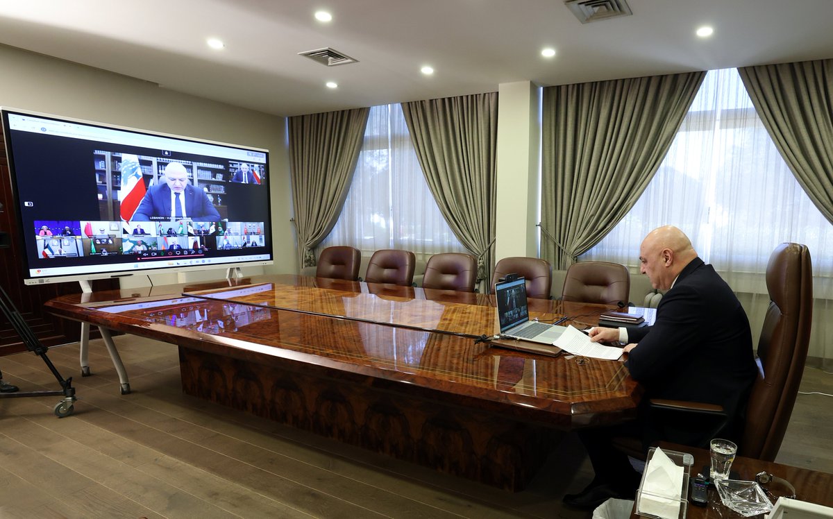 LBpresidency's tweet photo. بدعوة من رئيس المجلس الأوروبي أنطونيو كوستا ورئيسة المفوضية الأوروبية السيدة أورسولا فون دير لاين، شارك رئيس الجمهورية العماد جوزاف عون في لقاء افتراضي عبر تقنية «زووم»، شارحاً الواقع اللبناني في ضوء الاعتداءات الإسرائيلية، وقال:

- أتحدث إليكم الآن، فيما أكثر من ٦٠٠ الف مواطن من شعبي مشردين نازحين. بعضهم على الطرقات. بلا مأوى وبلا حتى أبسط مقومات الحياة. وأكثر من 400 شخص من أهلي سقطوا خلال أيام. بينهم ٨٣ طفلاً و ٤٢ امراة. اضافة إلى اكثر من ١١٠٠ جريح، في غضون ايام قليلة فقط .

- السبب المباشر لهذه الحالة، هو أنّ هناك محاولة لحشر بلدي، بين عدوان لا يعرف أي احترام لقوانين الحرب ولا للقوانين الدولية وخصوصاً للقانون الدولي الإنساني... وبين فريق مسلح خارج عن الدولة في لبنان، لا يقيم أي وزن لمصلحة لبنان ولا لحياة شعبه.

- أكثر من ذلك، ما حصل فجر الاثنين 2 آذار الجاري، مع إطلاق بضعة صواريخ، من لبنان على اسرائيل، كان فخاً وكميناً شبه مكشوفين، للبنان والدولة اللبنانية وللشعب اللبناني.

- وذلك انطلاقاً من الأسئلة المنطقية والعقلانية التالية: هل شكلت هذه الصواريخ المحدودة العدد (6 صواريخ) و (المعدومة التأثير والفاعلية) عنصراً حاسماً في ميزان المواجهة القائمة بين النظام الإيراني واسرائيل، أو بين اسرائيل ولبنان؟ طبعاً لا. هل قدمت عنصراً رادعاً للحؤول دون قيام اسرائيل برد عدواني على لبنان وشعبه؟ قطعاً لا. لا بل بالعكس تماماً. هل حققت، ولو على المستوى العاطفي، انتقاماً مُقنِعاً رداً على اغتيال المرشد الأعلى خامنئي؟ بالتأكيد لا.

- نحن نعتقد أن ما حصل، كان كميناً منصوباً للبنان وللقوى المسلحة اللبنانية. فهناك من أراد من هذه الصواريخ، استدراج الجيش الاسرائيلي للتوغل داخل لبنان، ولاجتياح بعض مناطقه، وربما حتى لاحتلالها. وذلك من أجل حشر لبنان بين خيارين: إما الدخول في مواجهة مباشرة مع العدوان الاسرائيلي المتفلت من أي قيود قانونية أو إنسانية. بما يؤدي إلى تحويل لبنان غزة ثانية. وتحويل مليوني لبناني أو أكثر، نازحين مهجرين مشردين لاجئين بلا منزل، وربما لاحقاً بلا وطن. بما يعني سقوط الدولة اللبنانية من خارجها.

وإما الانكفاء عن تلك المواجهة، وبالتالي خروج الفريق المسلح نفسه، بحملة شعبوية تحت عنوان مزعوم، عن عجز الدولة عن حماية شعبها. وبالتالي العودة إلى شعاراته المضللة عن أن سلاحه الخارج عن الدولة وعن إجماع اللبنانيين، هو شرعي وضروري. وبالتالي إسقاط الدولة اللبنانية من داخلها.