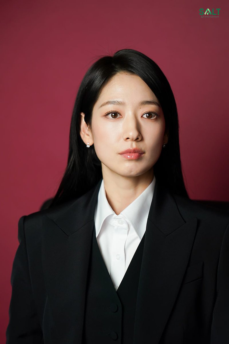 bbeumshinhye's tweet photo. “박신혜 배우님을 처음 뵌 날, 대본으로만 상상하느라 안개 속 희미하게 가려져 있던 강빛나와 드디어 만나게 된 기분이었습니다. 저에게는 박신혜가 강빛나이고, 강빛나가 곧 박신혜입니다”
- <지옥에서 온 판사> 조이수 작가 -

“대본 리딩 때 ‘홍금보는 저런 표정을 짓고 저런 목소리로 말하는구나. 드디어 홍금보를 만났다’는 생각에 설레고 반가웠다. 후반 대본을 작업할 때는 홍금보에게서 박신혜 배우의 표정이 보이고 목소리가 들리는 새로운 경험을 할 정도였다”
- <언더커버 미쓰홍> 문현경 작가 -

“방송을 보고 나면, 상상하셨던 것보다 훨씬 더 많이 놀라실 거다. 박신혜를 사랑하게 되실 거다”
- <지옥에서 온 판사> 박진표 감독 -

“주인공 홍금보 역을 맡은 박신혜 배우는 모든 장르가 다 가능한 천재 배우다”
- <언더커버 미쓰홍> 박선호 감독 -

작가님이 상상하며 써내려간 캐릭터를 완벽하게 표현하면서 캐릭터가 곧 박신혜, 박신혜가 곧 캐릭터로 보이게끔 만들고,
방송 전 감독님들이 단순히 기분 좋으라고 그냥 했던 말이 아님을 증명하듯 정말 박신혜를 사랑하게 되고 모든 장르가 다 가능한 배우임을 증명하는 능력..
이게 박신혜야....🥹