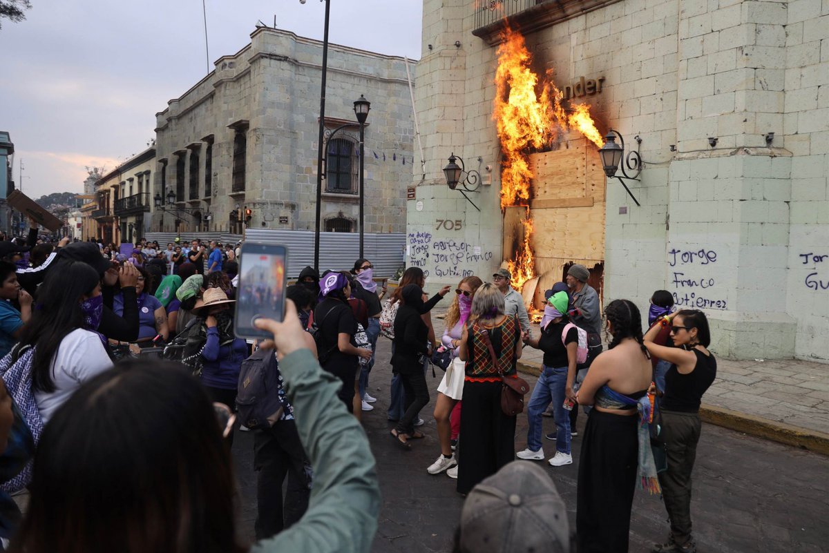 El Financiero tweet media