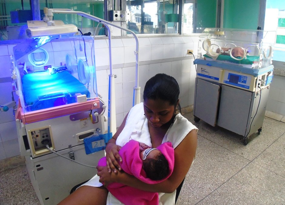 PrensaGtmo's tweet photo. Un bebé con fractura de fémur y trombo intracardiaco será trasladado a La Habana para una operación especializada. Todo de forma gratuita. Así es #CubaEsSalud: solidaria y digna. Ni el bloqueo detiene la voluntad #CubaEstáFirme #GuantánamoNoSeDetiene
👇👇
https://t.co/CrUMkMJSqN https://t.co/JRkIlhAXza