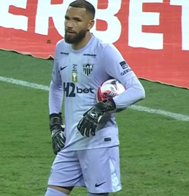 TocaResenha's tweet photo. Independente do Cruzeiro ter vencido no campo e na porrada, esse não é o ponto.

Pouca gente está falando das 2x que o Everson deu joelhada na cabeça do Cristhian.

E desconsiderando o fato VERGONHOSO do atletico de Minas ter partido para agressão só por terem perdido o jogo. https://t.co/KEARPWIB18