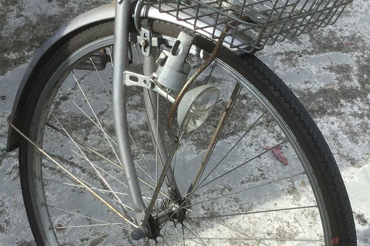 2020FK7's tweet photo. 昔の人って自転車のライト自分で発電しながら照らしてたってマジ❓😱😱 https://t.co/sHmFdEY3Px