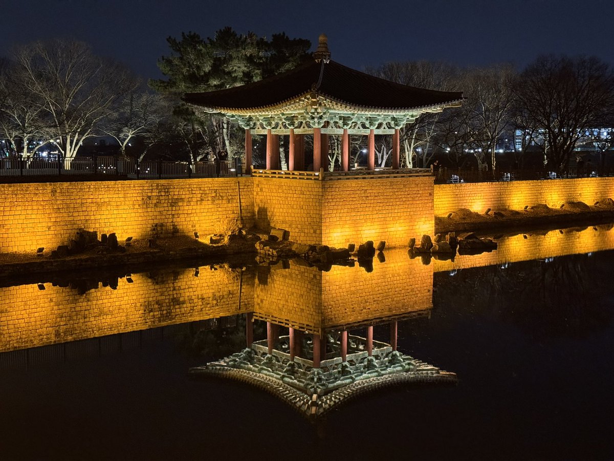 todssw's tweet photo. 韓国の慶州にある東宮と月池の夜景。
昼より夜に池に映る景色がオススメ！

#韓国 #慶州 #東宮と月池 https://t.co/XkTktrqd87
