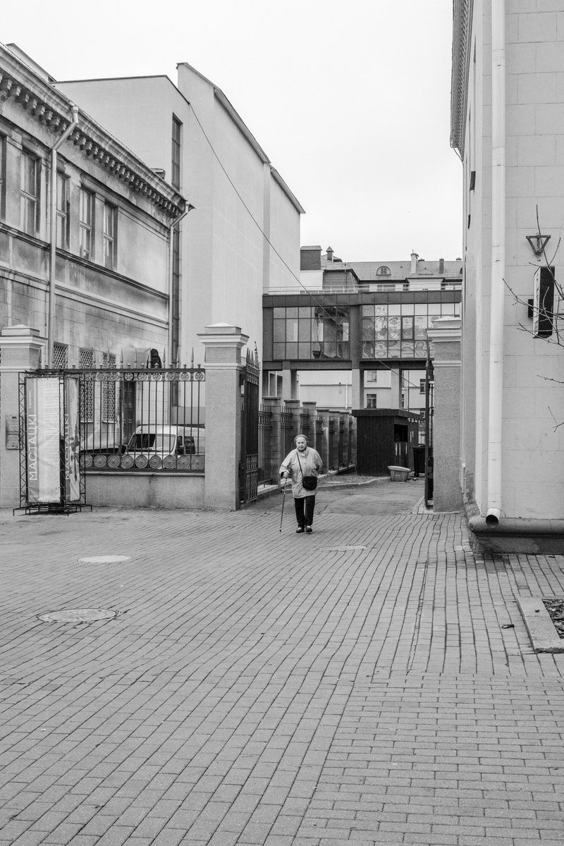 Minsk,Belarus
11/2025
#streetphotography 
#blackandwhitephotography 
#cityscape
