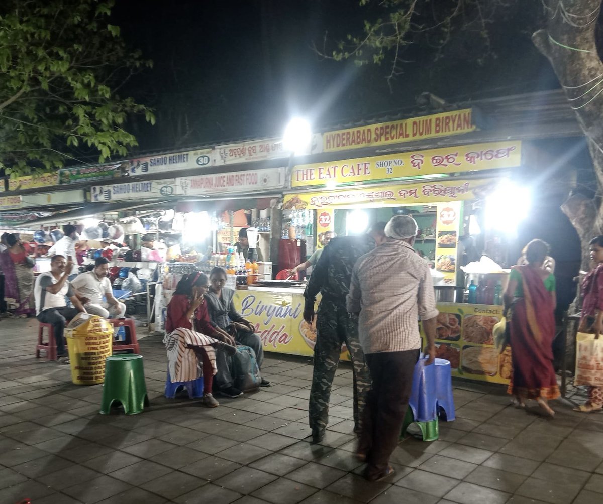BSCL_BBSR's tweet image. Enforcement and sanitation inspections are being carried out on Janpath. Shopkeepers are instructed to avoid encroachment and maintain clean surroundings to ensure safe and hygienic public spaces. 

#UrbanDiscipline #Sanitation #Janpath