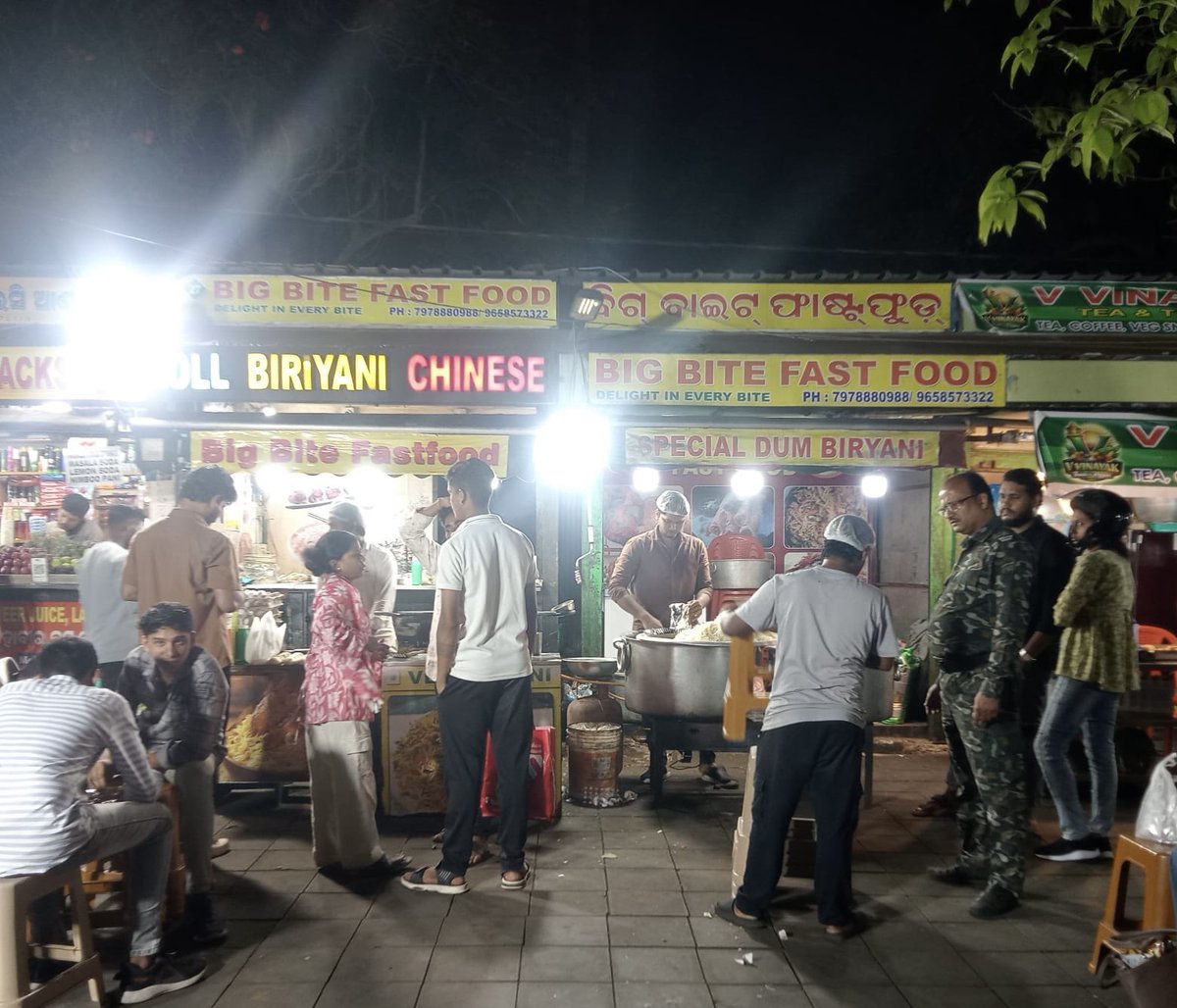 BSCL_BBSR's tweet image. Enforcement and sanitation inspections are being carried out on Janpath. Shopkeepers are instructed to avoid encroachment and maintain clean surroundings to ensure safe and hygienic public spaces. 

#UrbanDiscipline #Sanitation #Janpath