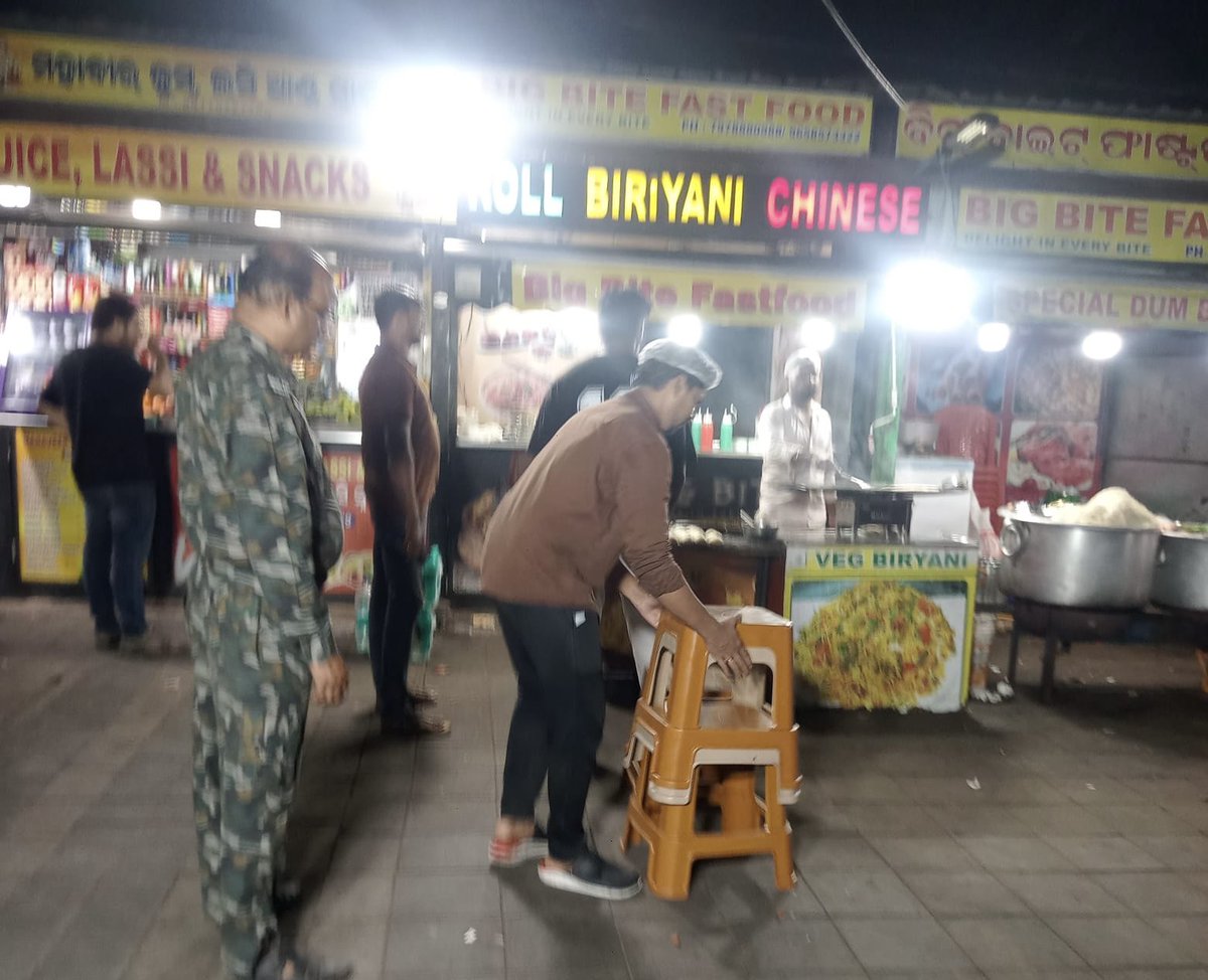 BSCL_BBSR's tweet image. Enforcement and sanitation inspections are being carried out on Janpath. Shopkeepers are instructed to avoid encroachment and maintain clean surroundings to ensure safe and hygienic public spaces. 

#UrbanDiscipline #Sanitation #Janpath