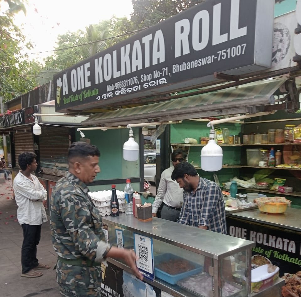 BSCL_BBSR's tweet image. Enforcement and sanitation inspections are being carried out on Janpath. Shopkeepers are instructed to avoid encroachment and maintain clean surroundings to ensure safe and hygienic public spaces. 

#UrbanDiscipline #Sanitation #Janpath