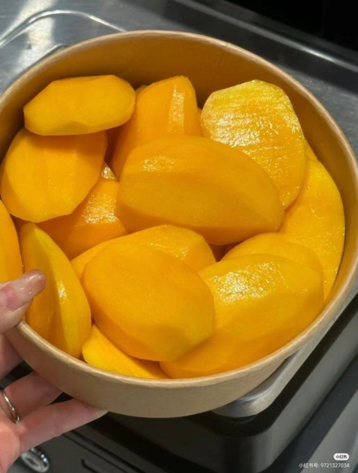 Coldheartedmen_'s tweet photo. mangos or watermelon? https://t.co/7sTqiCzo5C