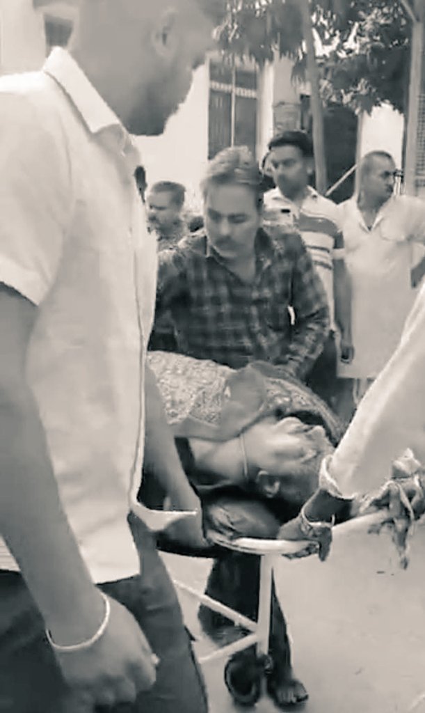 BabhanPolitics's tweet photo. उड़ता बिहार मरता भूमिहार। बेगूसराय में प्रोपर्टी डीलर वरुण सिंह जी की गोली मारकर हत्या! https://t.co/VEjt8qEx1P