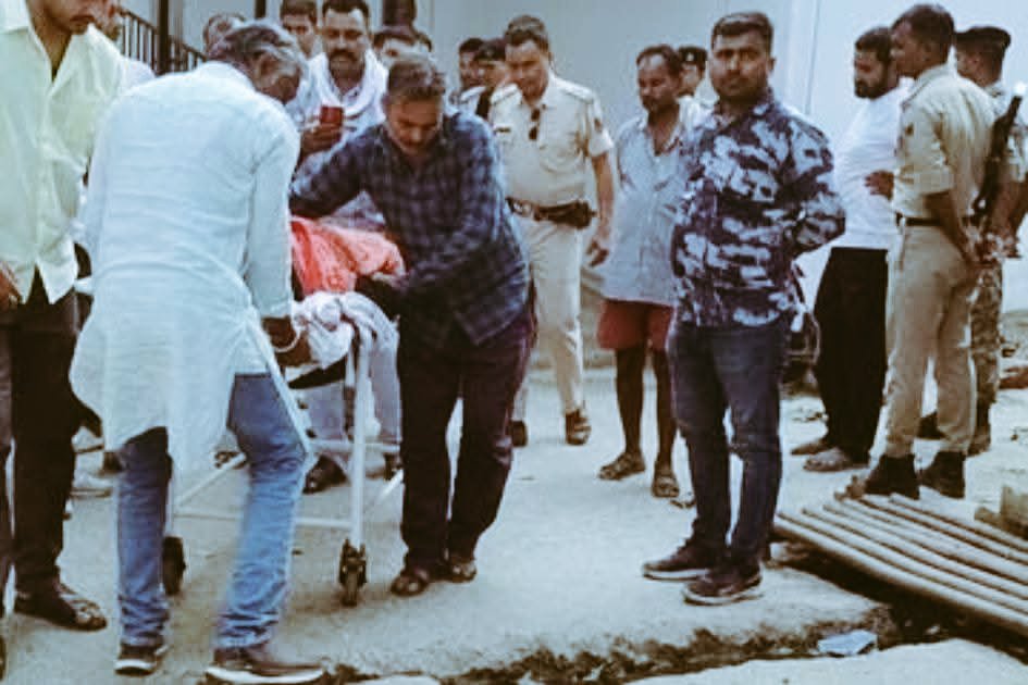 BabhanPolitics's tweet photo. उड़ता बिहार मरता भूमिहार। बेगूसराय में प्रोपर्टी डीलर वरुण सिंह जी की गोली मारकर हत्या! https://t.co/VEjt8qEx1P
