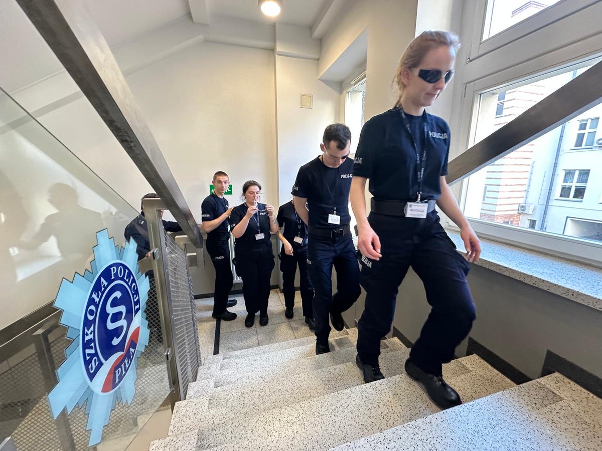 SP_Pila's tweet image. Słuchacze naszej Szkoły przeszli szkolenie z komunikacji z osobami z dysfunkcją wzroku. 👓
Warsztaty prowadzone przez Annę Dąbrowską (KGP) skupiły się na praktyce: symulacjach chorób wzroku oraz procedurach wobec osób dotkniętymi tymi schorzeniami. 🤝
#Policja #Dostępność #KGP