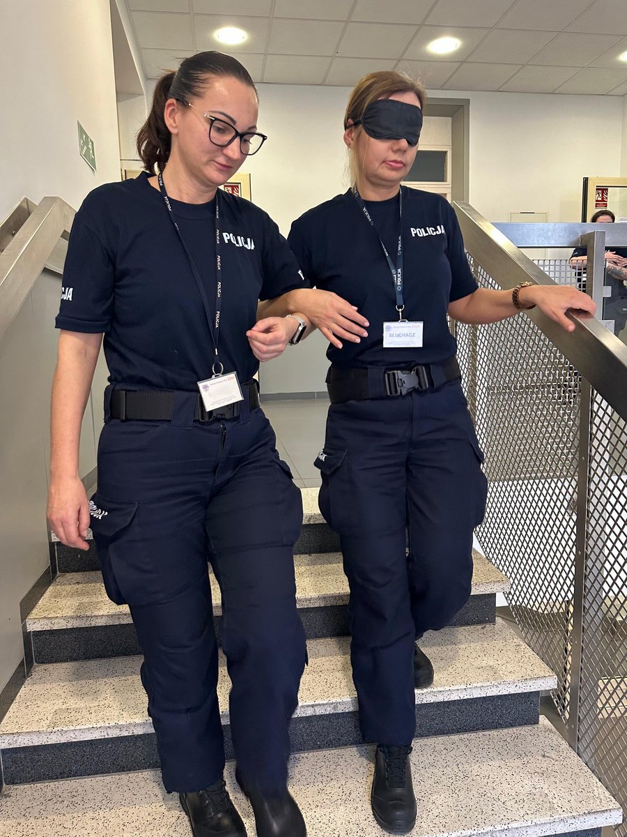 SP_Pila's tweet image. Słuchacze naszej Szkoły przeszli szkolenie z komunikacji z osobami z dysfunkcją wzroku. 👓
Warsztaty prowadzone przez Annę Dąbrowską (KGP) skupiły się na praktyce: symulacjach chorób wzroku oraz procedurach wobec osób dotkniętymi tymi schorzeniami. 🤝
#Policja #Dostępność #KGP