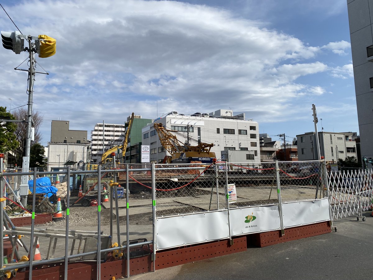 江東区佐賀一丁目～福住一丁目間大島川西支川に架かる緑橋。昭和4年（1929年）から約90年交通を支えてきましたが、ついに老朽化で撤去されてしまいました。
専門家と橋を巡るガイドツアーで発覚。現役の姿を想像したこの橋が一番印象に残りました。
記事はこちらです（note）。note.com/toyosu_kikanku…