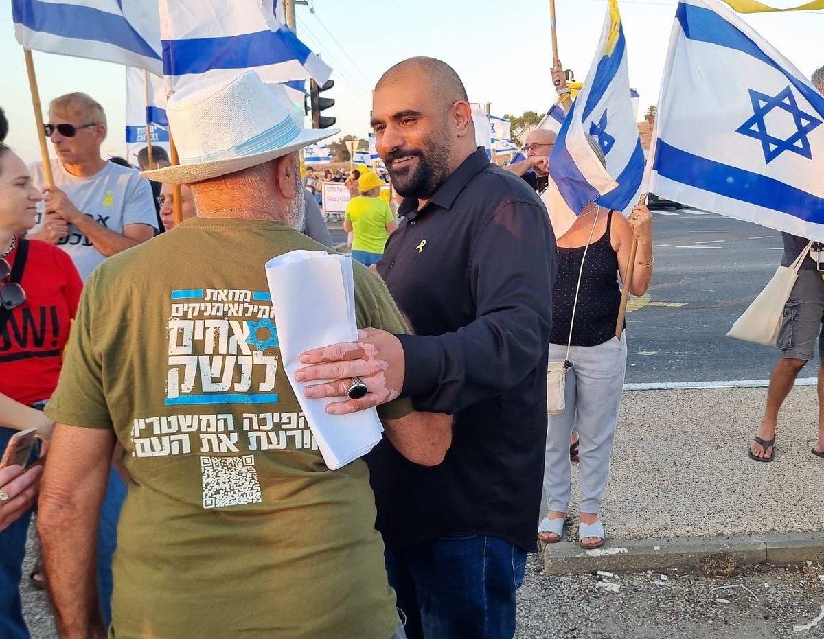 מפלגה היא לא מופע יחיד של מי שעומד בראשה.
מפלגה היא נבחרת.
נבחרת של אנשים שנלחמים יחד למענכם בכנסת.
לכן אני מציג לכם מדי שבוע את אחד המועמדים שיהיו בפריימריז של “הדמוקרטים”. הפעם: גאלב סלאמנה. 
הסיפור שלו אומר הרבה על המדינה שאנחנו רוצים לבנות.

עו"ד במערך עוטף עצורים שמלווה