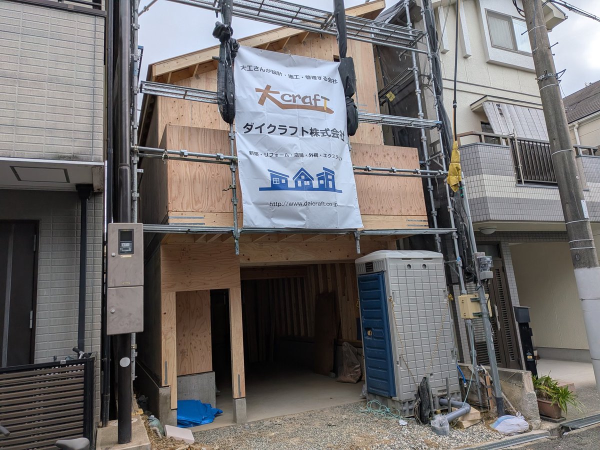 daicraft2016's tweet photo. 大阪府豊中市にて現在施工中の新築ガレージハウス、無事に建て方工事が完了しました！
1階の広々としたガレージスペースがしっかり形になってきました
ここからどんなカッコいい家が完成するのか、引き続き現場の様子をお届けします。お楽しみに！
#ダイクラフト #ガレージハウス #新築 #豊中市 #大阪 https://t.co/hFXhR5Doc3