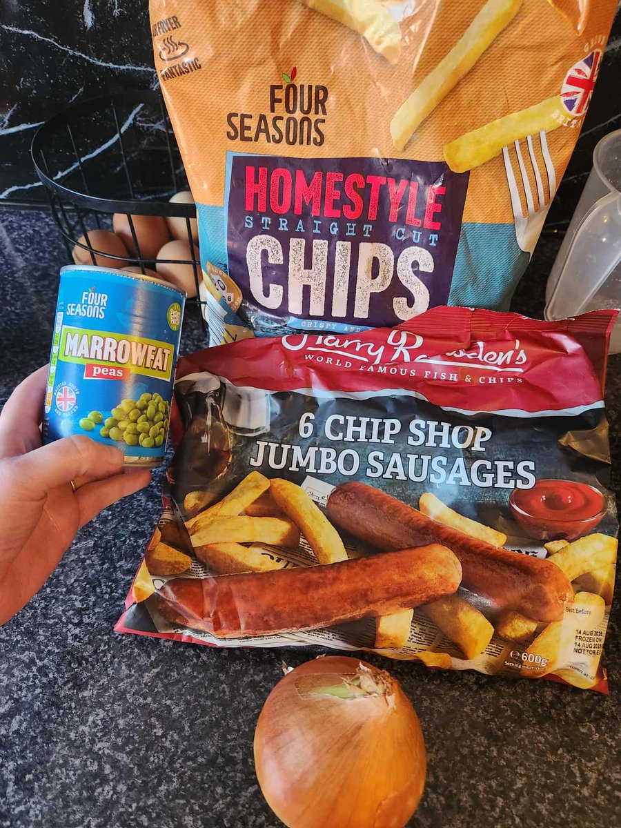 AshBoxing2025's tweet image. A chippy tea 🤪
Chips - £1.59 - ALDI
Peas - 39p - ALDI
Sausages -£3.00 - ICELAND
Onion -14p
#Chippy #Sausage #Chips #Peas #Onion #Gravy  #ALDI #Iceland