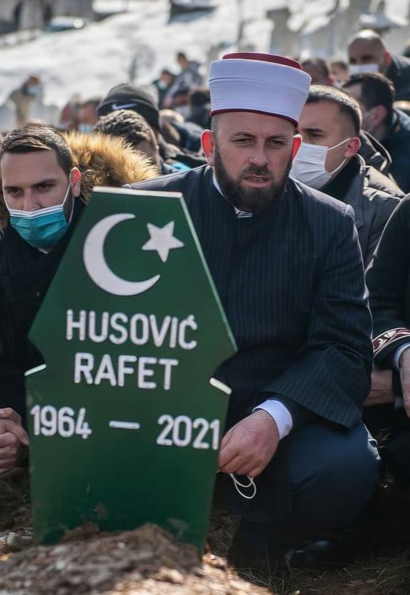Mnogo je naroda, malo je ljudi.
Mnogo je političara, malo je državnika.
Mnogo je drugova, malo prijatelja.

​Neka ti je vječni rahmet.🤲