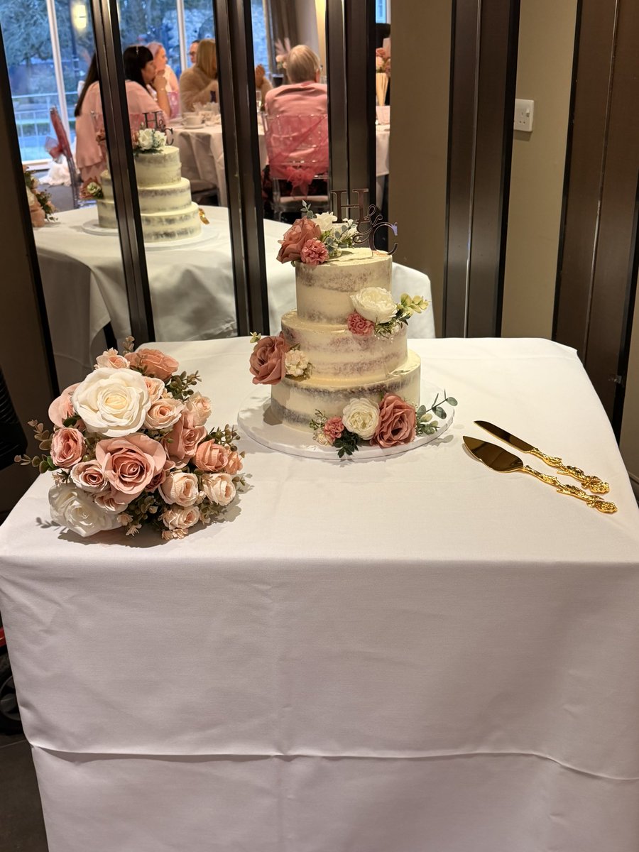 Myself and Hannah had our special day on Saturday. It was the most amazing day and we loved every minute of it. I feel so lucky to have married my best friend 

It was extra special that <a href="/Poacher_The_Imp/">Poacher</a> visited us and <a href="/LincolnCity_FC/">Lincoln City FC 🇺🇦</a> won 2-0 and went top of league one.