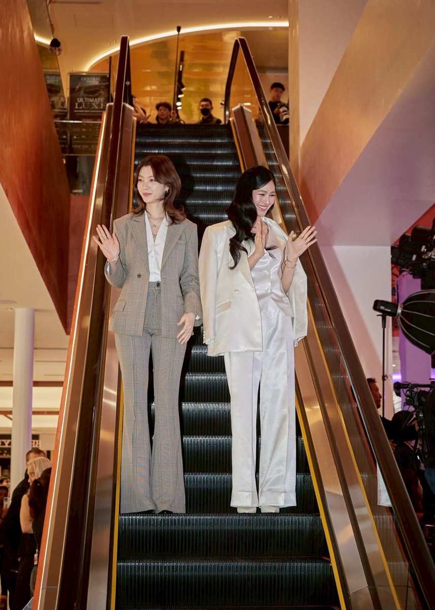 StarTodayEnt's tweet photo. ห้างเซ็นทรัล จัดอีเว้นต์สุดพิเศษ “Central The Fashion Disruptors 2026” ต่อเนื่องปีที่ 2
ร่วมเชื่อมโลกแฟชั่นและบิวตี้ ผ่านโมเมนต์สุดเอ็กซ์คลูซีฟ จาก “หลิง – ออม”

#CentralTheFashionDisruptorsXLingOrm
#CentralTheFashionDisruptorxOrm
#CentralTheFashionDisruptorxLingxHera https://t.co/aGip1cixTe
