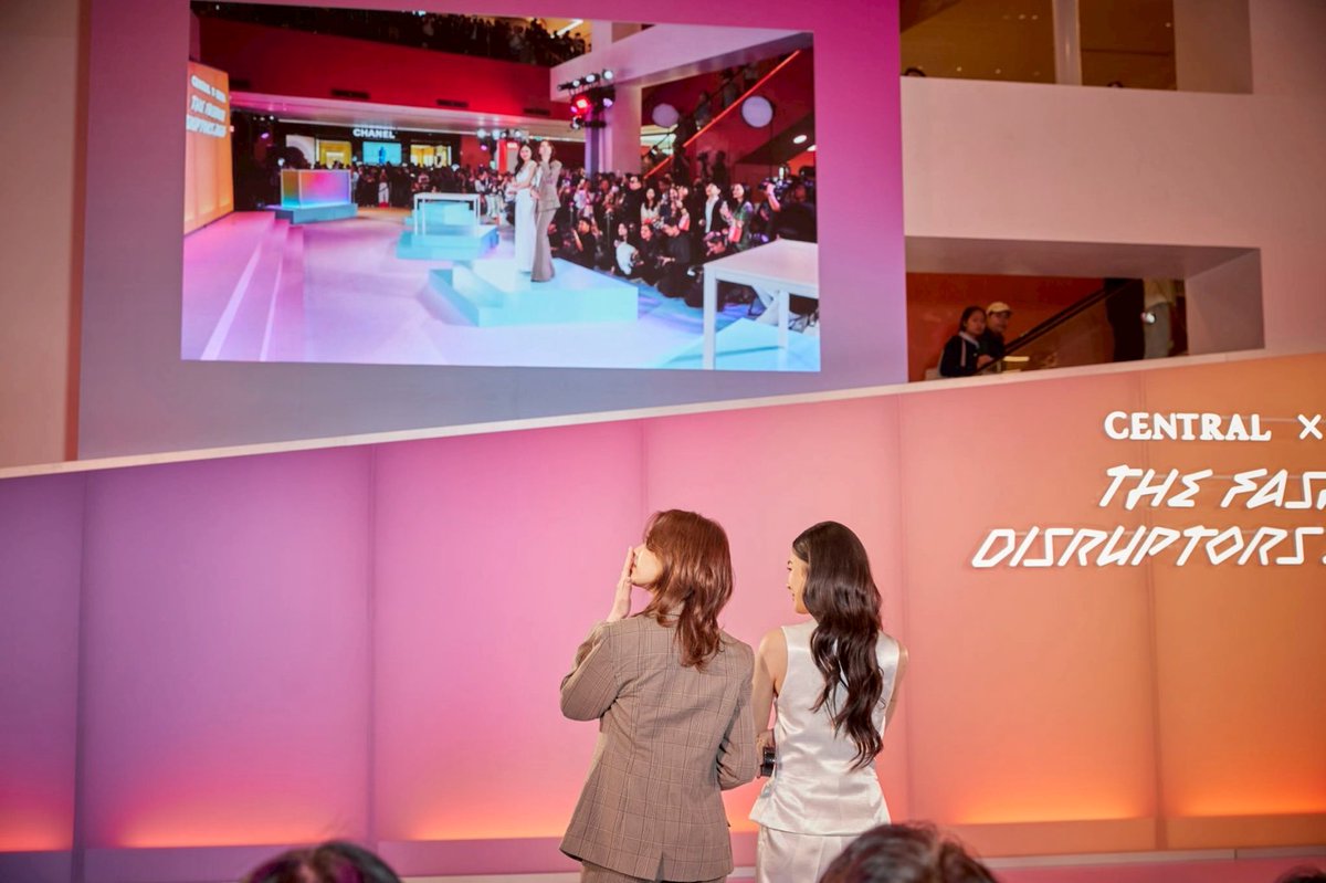 StarTodayEnt's tweet photo. ห้างเซ็นทรัล จัดอีเว้นต์สุดพิเศษ “Central The Fashion Disruptors 2026” ต่อเนื่องปีที่ 2
ร่วมเชื่อมโลกแฟชั่นและบิวตี้ ผ่านโมเมนต์สุดเอ็กซ์คลูซีฟ จาก “หลิง – ออม”

#CentralTheFashionDisruptorsXLingOrm
#CentralTheFashionDisruptorxOrm
#CentralTheFashionDisruptorxLingxHera https://t.co/aGip1cixTe