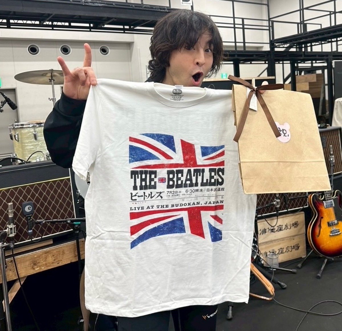 juonguitar's tweet image. #backbeat #happybirthday
皆様からお祝いして頂きました！！
最初、稽古かと思って完全に戦闘体制でいたらジョンから知らないテンポのカウントが、1.2.3.4...何の曲だ？？
僕は今シーンを勘違いしているのか？？
んっ？？
「ハッピーバースデートューユー🎵」
やられました。