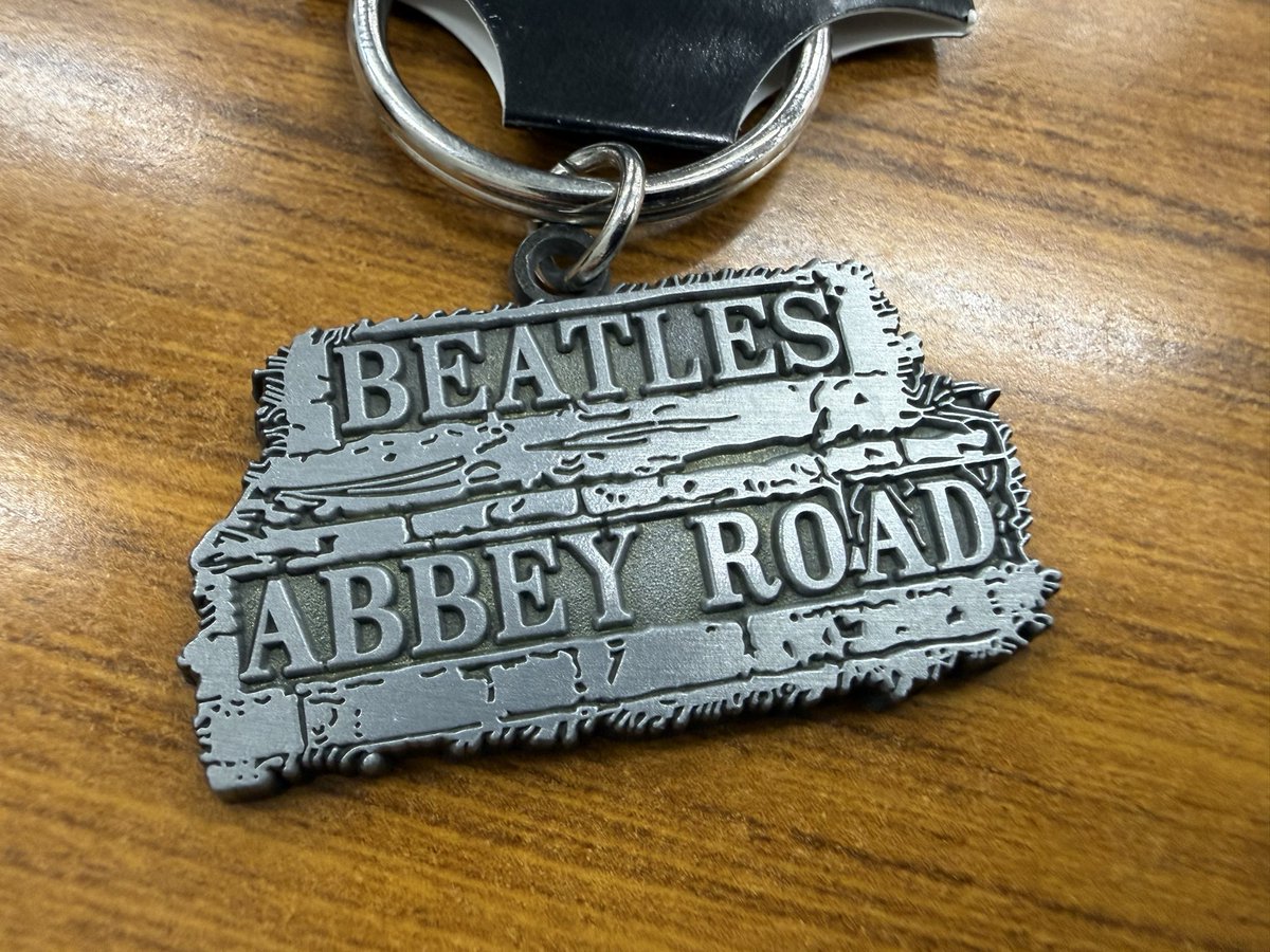 juonguitar's tweet image. #backbeat #happybirthday
皆様からお祝いして頂きました！！
最初、稽古かと思って完全に戦闘体制でいたらジョンから知らないテンポのカウントが、1.2.3.4...何の曲だ？？
僕は今シーンを勘違いしているのか？？
んっ？？
「ハッピーバースデートューユー🎵」
やられました。