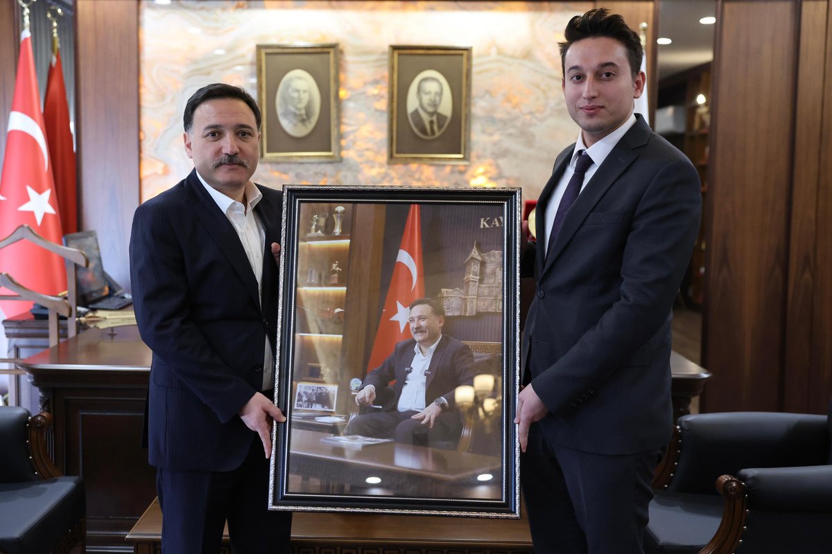 sarizkymkmlk's tweet photo. Kaymakamımız Sayın Hüseyin Emre ÇIRAL, Valimiz Sayın Gökmen ÇİÇEK’i ziyaret etti.
Gerçekleşen ziyarette ilçemize vermiş oldukları destek ve ilgilerinden dolayı Sayın Valimize teşekkürlerini arz etti.

@kayserivaliligi 
@gokmen_cicek_ https://t.co/wlewGTSIUY