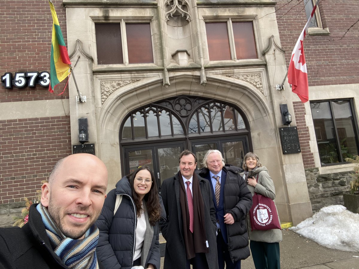 VU_LT's tweet image. From the Lithuanian #diaspora to Vilnius: Canadian Lithuanian physician Dr Raimondas Zabieliauskas pledged €100,000 to the VU #Foundation. Announced in Toronto with VU Rector Prof Rimvydas Petrauskas, the gift will support early-career researchers: bit.ly/4ukfrVY