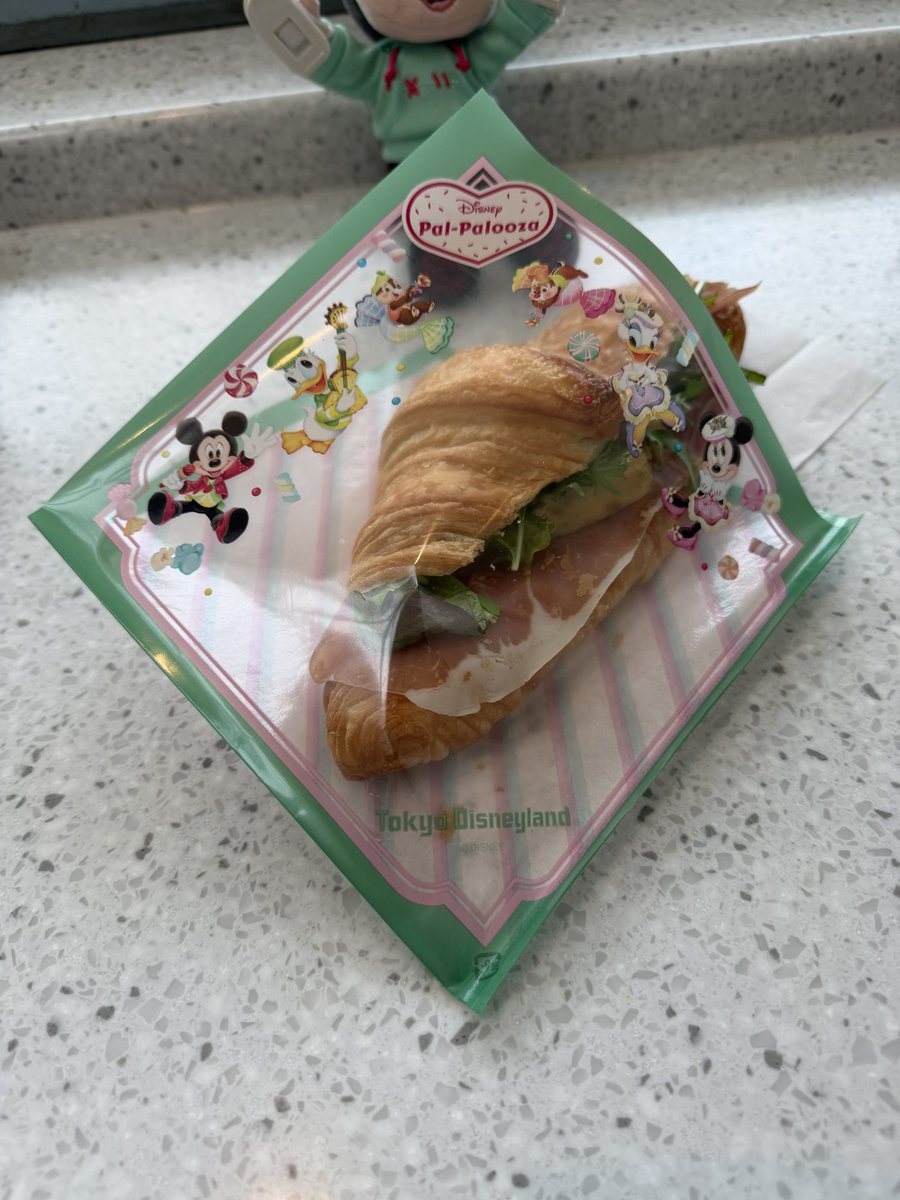 poki_disney5's tweet photo. これも本当に美味しかった！

クロワッサンサンド（オムレツ＆生ハム）
単品【¥800】

生ハムの塩味がかなり効いてて味はハッキリしてます！その分オムレツはかなり味薄めに調整されてて全体のバランス良きでした！
あとパンが美味い。パンで米食べれる。
#TDR_food https://t.co/LvktF7fMs6